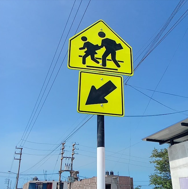 Instalación de señales preventivas viales en Moche, Trujillo